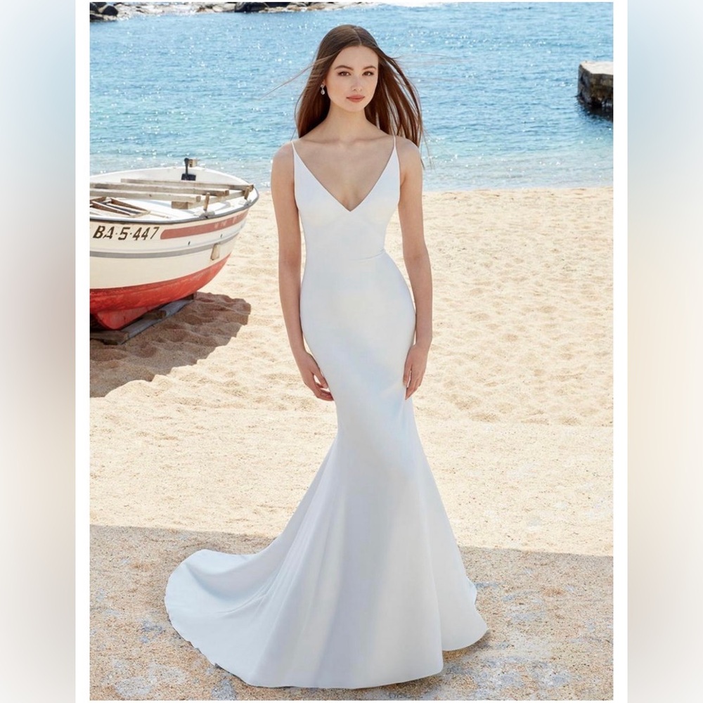 Elegant White V-Neck Mermaid Wedding Gown